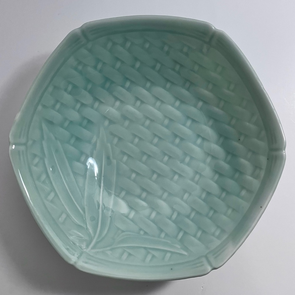 1940’s JAPAN CELADON PORCELAIN ‘Basket Weave’ Bowl / 7.5 Inches Wide / VINTAGE
